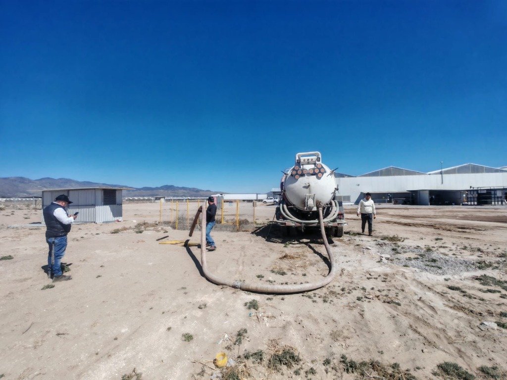 Técnico con máquina destapacaños